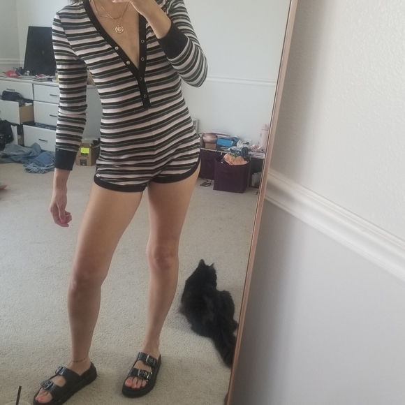 ✖️SOLD✖️Cute striped velour romper - Picture 3 of 6